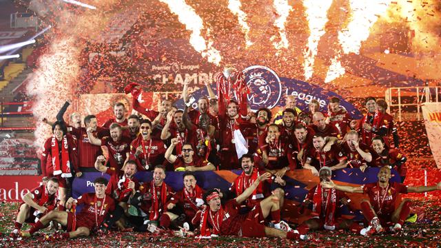 FOTO: Liverpool Angkat Trofi Liga Inggris