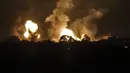 Asap dan bola api membubung menyusul serangan udara di Khan Yunis, Jalur Gaza, Minggu (2/1/2022). Israel melancarkan serangan udara terhadap Gaza. (SAID KHATIB/AFP)