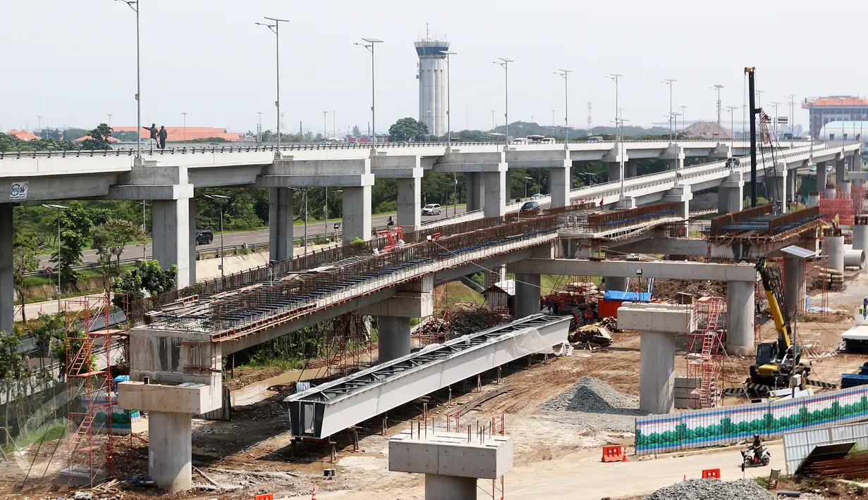 Suasana pembangunan kereta tanpa pengemudi atau APMS di Terminal 3 Bandara Soekarno Hatta, Tangerang, Senin (24/04). APMS akan menghubungkan terminal 1, 2 dan terminal 3. (Liputan6.com/Fery Pradolo)