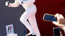 Pembalap Mercedes, Lewis Hamilton berselebrasi setelah memenangi balapan F1 GP Spanyol di Sirkuit Catalunya, Minggu (14/5). Hamilton mencatatkan waktu tercepat, satu jam 35 menit 56,497 detik setelah melahap 66 putaran lintasan. (AP Photo/Manu Fernandez)