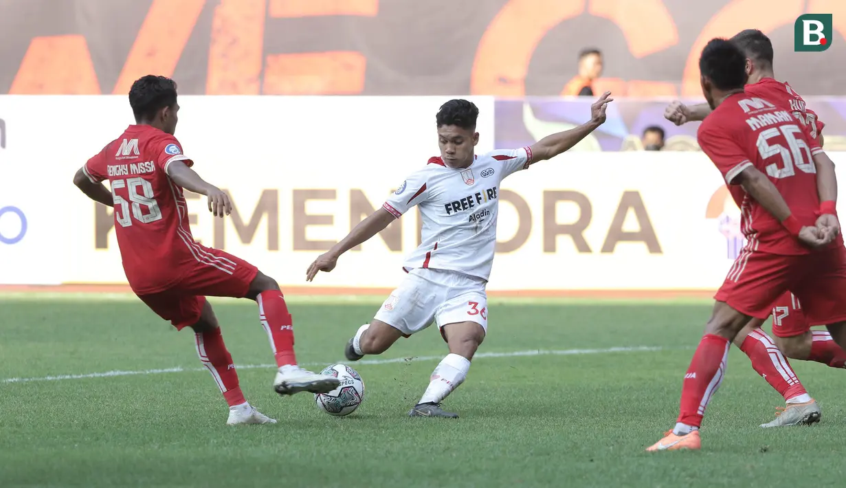 <p>Pemain Persis Solo, Althaf Indie (kanan) melepaskan tendangan yang berusaha diblok pemain Persija Jakarta, Frengky Missa dalam laga pekan ke-2 BRI Liga 1 2022/2023 antara Persija Jakarta melawan Persis Solo di Stadion Patriot Candrabhaga, Bekasi, Minggu (31/7/2022) sore WIB. (Bola.com/Ikhwan Yanuar)</p>