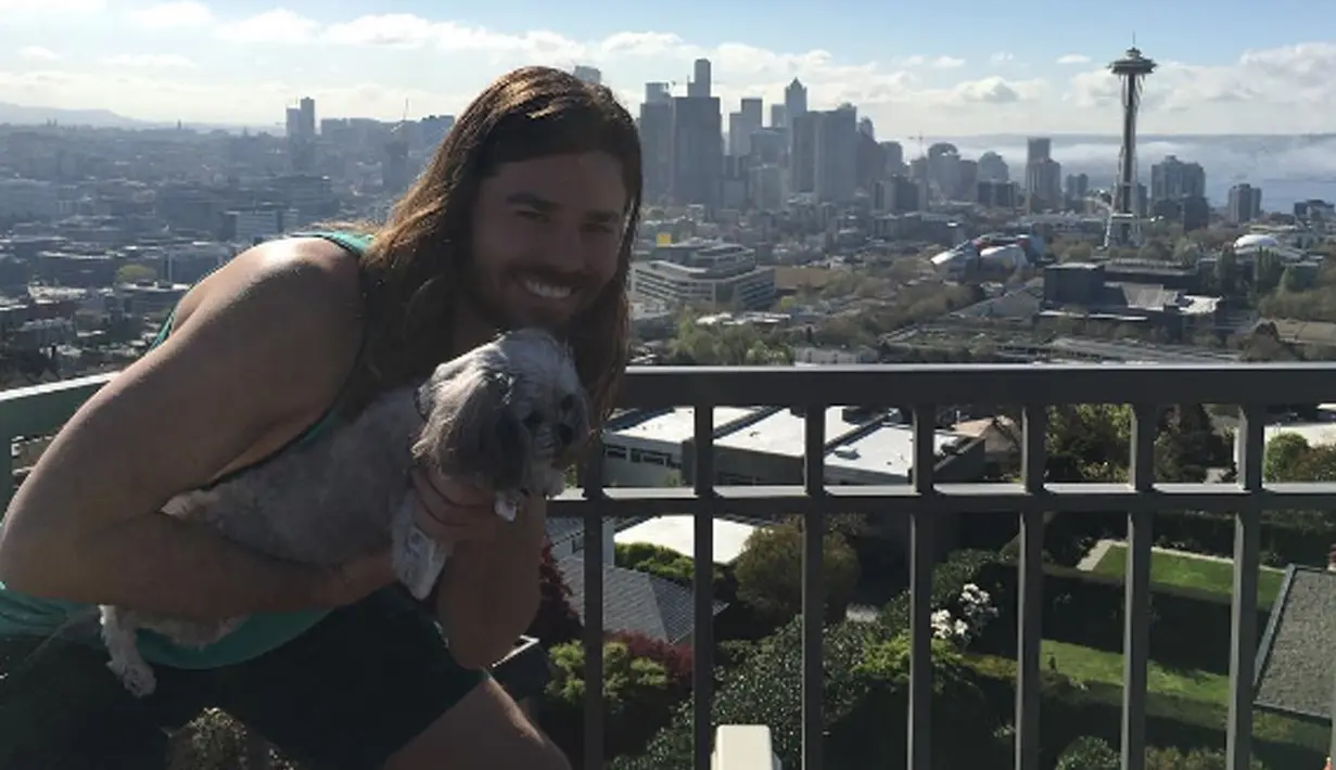 Dan Price merupakan sosok Bos yang patut ditiru, CEO Gravity Payments ini rela memangkas gajinya sendiri demi menaikkan gaji seluruh karyawan. Price menantang para CEO lain untuk berani melakukan hal yang sama. (Instagram.com/ danpriceseattle)