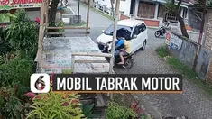 video pengemudi mobil tabrak motor di belokan gang terekam kamera CCTV. Beruntungnya pengendara motor itu masih bisa berdiri dan ditolong oleh pengemudi mobil.