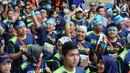 Pelari jarak 10 km mengangkat tangan saat start lomba Pertamina Eco Run 2017 di Pantai Karnaval Ancol, Jakarta, Sabtu (16/12). Pertamina Eco Run 2017 diikuti ribuan pelari dari tiga kategori, master, umum dan pelajar. (Liputan6.com/Helmi Fithriansyah)