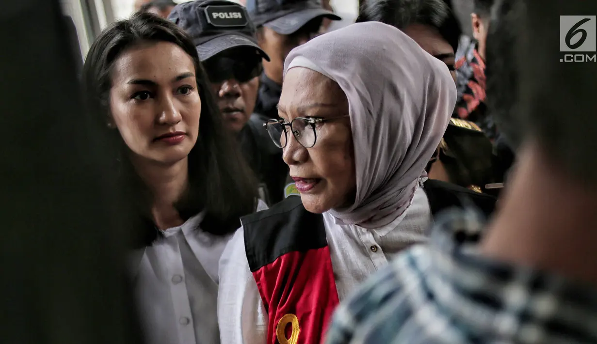 Terdakwa kasus dugaan penyebaran berita bohong atau hoaks Ratna Sarumpaet didampingi Atiqah Hasiholan tiba untuk menjalani sidang lanjutan di PN Jakarta Selatan, Selasa (7/5/2019). Sidang kali ini menghadirkan saksi meringankan dari pihak terdakwa. (Liputan6.com/Faizal Fanani)