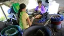 Para Pekerja membuat kembang api di dalam pondok di kota Bocaue, provinsi Bulacan, Filipina, (26/12/2015). (REUTERS/Romeo Ranoco)