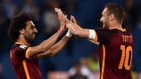 Mohamed Salah (kiri) dan Francesco Totti (kanan) merayakan gol ke gawang Bologna pada laga Serie A di Olimpico, Roma, Senin (11/4/2016). (AFP/Alberto Pizzoli)