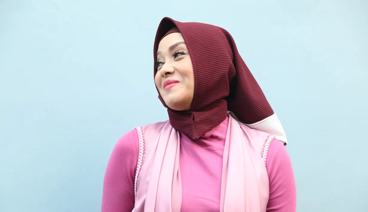 Diakui Terry bahwa saat ini ia sedang tak tertark untuk menjalin hubungan yang lebih dengan pria manapun. Bukannya antipasti, namun jika ada pria yang mendekatinya dan mengumbar kata mesra, Terry pun langsung bertindak. (Nurwahyunan/Bintang.com)