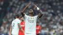 Negosiasi kontrak baru Vinicius Jr dengan Real Madrid menemui jalan buntu. Meskipun begitu, ia tetap tampil dalam laga pembuka musim baru Liga Spanyol 2025/2026 melawan Osasuna, Selasa (19/08/2025) waktu setempat. (AFP/Thomas Coex)