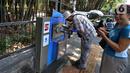 Wisatawan asing minum dari Keran Air Siap Minum (KASM) yang terpasang dekat Pintu 2 Kebun Raya Bogor, Jawa Barat, Minggu (6/10/2019). Pemkot Bogor melalui PDAM Tirta Pakuan membuat KASM di pendestrian Jalan Ir H Djuanda untuk menekan angka konsumsi botol dan gelas plastik. (merdeka.com/Arie Basuki)