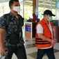 Bupati Bengkalis non aktif, Amril Mukminin, memakai rompi tahanan KPK ketika tiba di Bandara Sultan Syarif Kasim II Pekanbaru. (Liputan6.com/M Syukur)