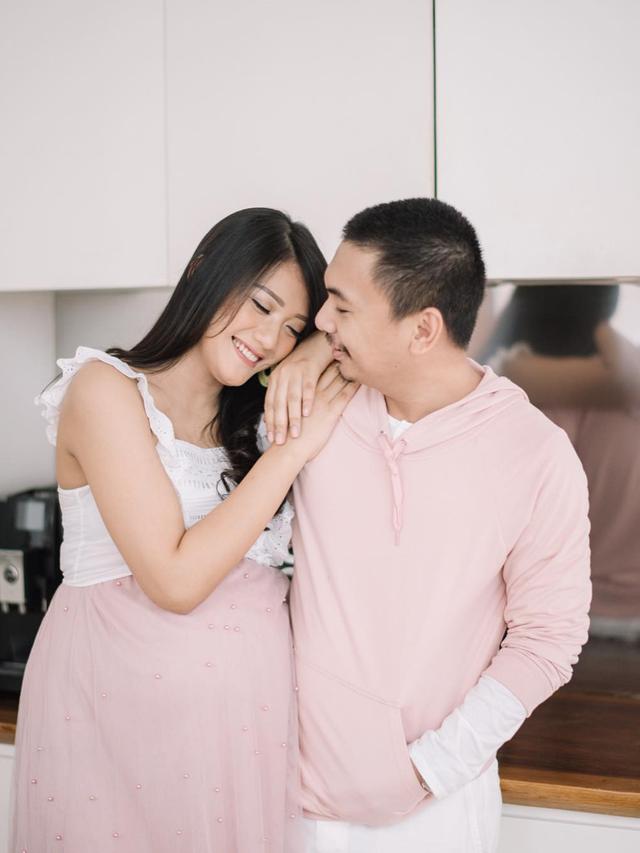 7 Potret Raditya Dika dan Anissa Aziza saat Pakai Baju Couple, Serasi