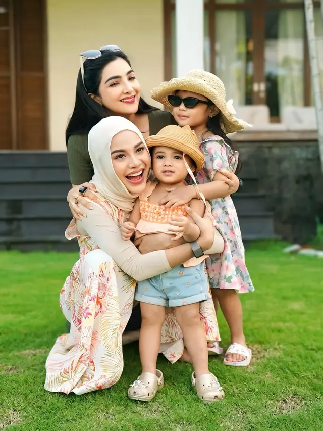 6 Gaya Liburan Aurel Hermansyah di Bali, Dress Bunga dan Sandal Jepit Tetap Kece