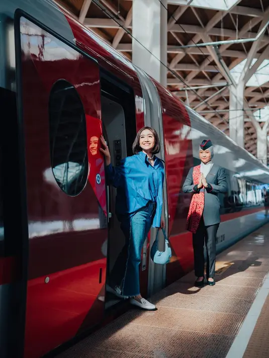 Febby Rastanty baru saja mengunggah beberapa potret dari momennya mencoba kereta cepat Jakarta-Bandung. [Foto: Instagram/febbyrastanty]