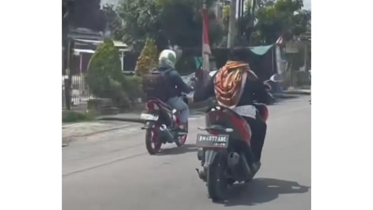 Tangkapan layar video emak-emak todongkan pisau ke pengendara di jalan raya Pekanbaru.