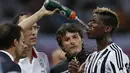 Paul Pogba mendapat perawatan dalam final Piala Super Italia 2015 di Stadion Shanghai, Tiongkok. Sabtu (8/8/2015). (Reuters/Aly Song)