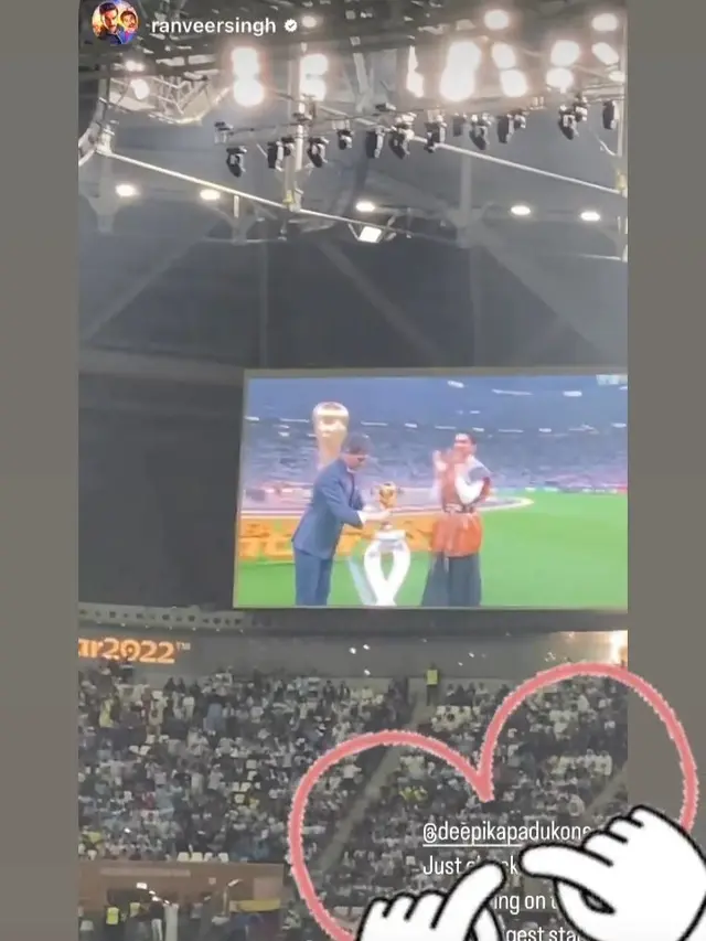 Deepika Padukone bawa trofi Piala Dunia 2022 bersama pesepakbola Iker Casillas (Foto: Instagram @ranveersingh)