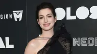 Aktris Anne Hathaway berpose untuk fotografer di karpet merah premiere film 'Colossal' di New York City, AS, Selasa (28/3). Anne menyempurnakan gayanya dengan clutch Jean Solid hitam dari Edie Parker. (Photo by Evan Agostini/Invision/AP)