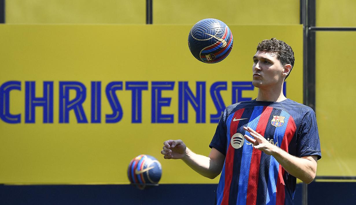 Ia mengungkapkan rasa senang dan bangga karena bisa bergabung bersama Barcelona. Andreas Chirstensen mengaku bahwa bergabung dengan klub Catalan tersebut merupakan mimpinya sejak kecil. (AFP/Pau Barrena)