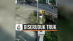 NGERI, MOTOR DISERUDUK HINGGA TERTIMPA TRUK