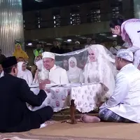 Setelah itu, Vicky terlihat lega sambil tersenyum. Seperi gaya biasanya, ia lantas berselebrasi dengan mengangkat tangannya yang mengepal dengan jari telunjuk dibuka sambil memandang ke atas. (Nurwahyunan/Bintang.com)