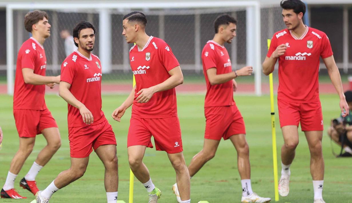 Laga melawan Saint Kitts and Nevis menjadi ujian awal bagi Herdman dalam membangun fondasi permainan bersama tim barunya. Tampak dalam foto, para pemain Timnas Indonesia menggelar sesi latihan resmi jelang melawan Saint Kitts and Nevis pada laga perdana FIFA Series 2026 di Stadion Madya, Kompleks Gelora Bung Karno, Jakarta, Kamis (26/3/2026). (Bola.com/M Iqbal Ichsan)