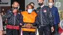 Bupati nonaktif Mamberamo Tengah Ricky Ham Pagawak, berjalan menuju mobil tahanan usai menjalani pemeriksaan di Gedung Merah Putih KPK, Jakarta, Senin (20/2/2023). Komisi Pemberantasan Korupsi (KPK) menahan Bupati Mamberamo Tengah Ricky Ham Pagawak selama 20 hari pertama terhitung mulai 20 Februari sampai dengan 11 Maret 2023 di Rutan KPK. (Liputan6.com/Angga Yuniar)