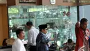 Waryono Karno mencari tempat duduk saat berada di lobi gedung KPK, Jakarta. Foto diambil pada Senin (1/12/2014) (Liputan6.com/Miftahul Hayat)