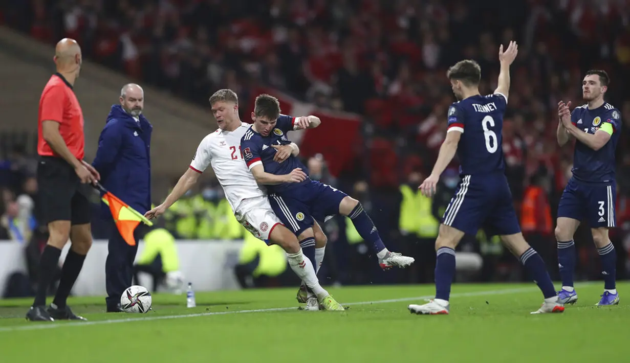 Pemain Skotlandia Callum McGregor (kanan) berebut bola dengan pemain Denmark Andreas Evald Cornelius pada pertandingan sepak bola kualifikasi Grup F Piala Dunia 2022 di Stadion Hampden Park, Glasgow, Skotlandia, 15 November 2021. Skotlandia menaklukkan Denmark 2-0. (AP Photo/Scott Heppell)