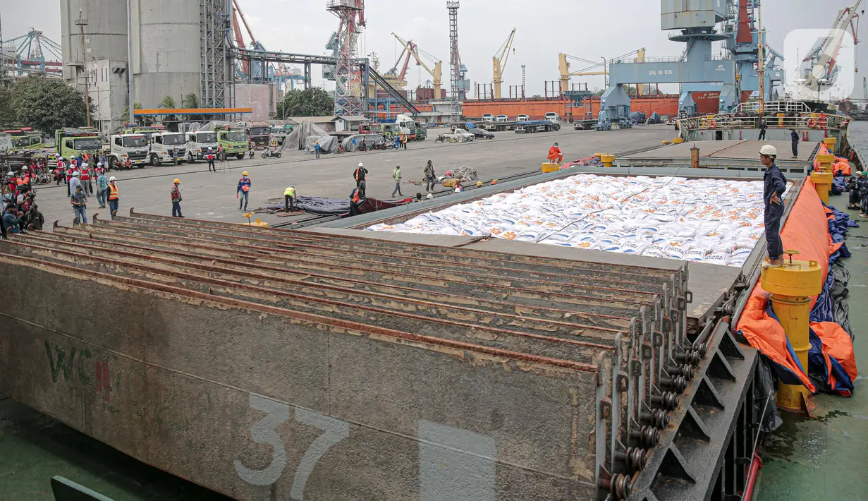 Suasana saat pekerja melakukan aktivitas bongkar muat beras impor di Pelabuhan Tanjung Priok, Jakarta, Jumat (16/12/2022). Perum Bulog mendatangkan 5.000 ton beras impor asal Vietnam guna menambah cadangan beras pemerintah (CBP) yang akan digunakan untuk operasi pasar. (Liputan6.com/Faizal Fanani)