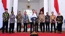Presiden Joko Widodo (depan) didampingi Ketua Dewan Pengarah Tim Penyelesaian Non-Yudisial Pelanggaran HAM Berat Masa Lalu memberikan keterangan terkait pelanggaran HAM masa lalu di Istana Merdeka, Jakarta, Rabu (11/1/2023). Pemerintah Indonesia mengakui terjadinya 12 pelanggaran HAM berat di masa lalu dan akan memulihkan hak-hak korban secara adil dan bijaksana tanpa menegasikan penyelesaian yudisial. (FOTO: Muchlis Jr-Biro Pres Sekretariat Presiden)