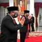 Wakil Presiden Ma'ruf Amin (kanan) memberi selamat kepada Yaqut Cholil Qoumas usai Presiden Joko Widodo melantiknya sebagai Menteri Agama di Istana Negara, Jakarta, Rabu (23/12/2020). (Foto: Muchlis Jr - Biro Pers Sekretariat Presiden)