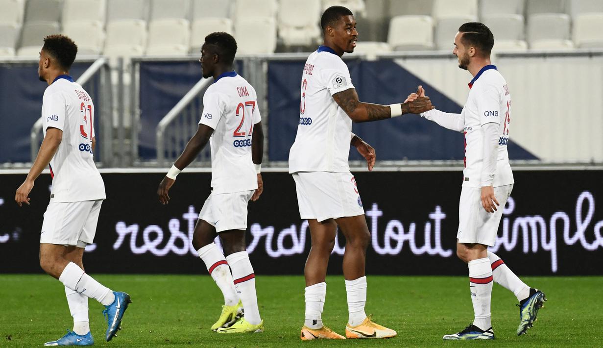 Pemain Paris Saint-Germain (PSG), Pablo Sarabia, melakukan selebrasi usai mencetak gol ke gawang Bordeaux pada laga Liga Prancis di Stadion Matmut Atlantique, Rabu (3/3/2021). PSG menang dengan skor 1-0. (Photo by Philippe LOPEZ / AFP)