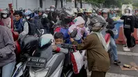 Ekspresi anak-anak saat mudik di pelabuhan Merak, Banten, Sabtu (30/4/2022). Banyak para pemudik sepedah motor mudik membawa anak-anak. (Liputan6.com/Angga Yuniar_