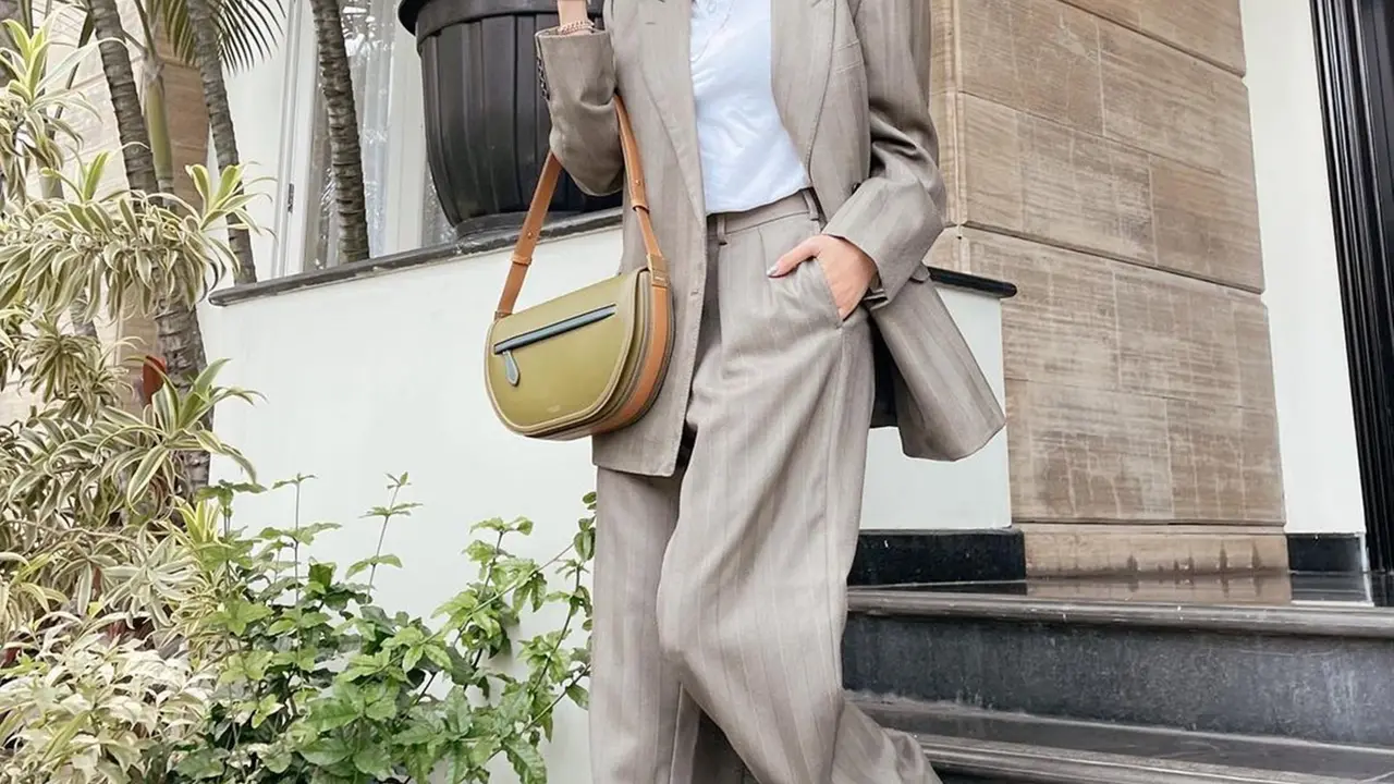 FOTO: Gaya Hijab Olla Ramlan saat Pakai Blazer, Elegan