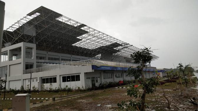 Atap di salah satu venue JSC Palembang lepas saat diterjang angin kencang (Dok. Sus Palembang / Nefri Inge)
