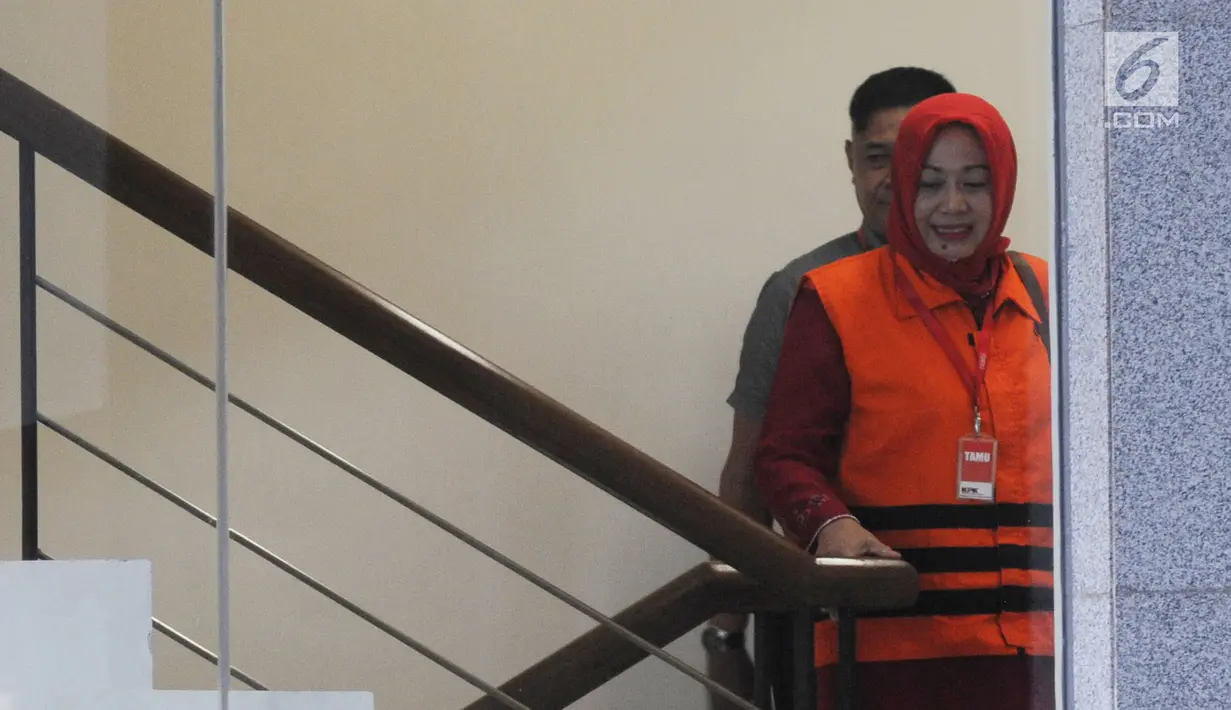 Istri muda Bupati Bengkulu Selatan Dirwan Mahmud, Hendrati bersiap menjalani pemeriksaan di Gedung KPK, Jakarta, Rabu (23/5). Ini merupakan pemeriksaan perdana Hendrati pascapenahanan setelah terjaring OTT KPK. (Merdeka.com/Dwi Narwoko)