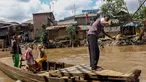 Sejumlah warga menyeberang dengan menggunakan perahu eretan di sungai Ciliwung, Manggarai, Jakarta, Kamis (24/4/14). (Liputan6.com/Faizal Fanani)