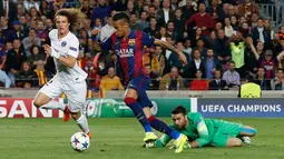 Penyerang Barcelona, Neymar berusaha melewati kiper PSG Salvatore Sirigu di leg kedua 8 besar Liga Champions di Stadion Nou Camp, Spanyol, Rabu (22/4/2015).Barcelona menang 2-0 atas Paris Saint Germain. (Reuters/Gustau Nacarino)