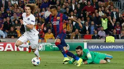 Penyerang Barcelona, Neymar berusaha melewati kiper PSG Salvatore Sirigu di leg kedua 8 besar Liga Champions di Stadion Nou Camp, Spanyol, Rabu (22/4/2015).Barcelona menang 2-0 atas Paris Saint Germain. (Reuters/Gustau Nacarino)