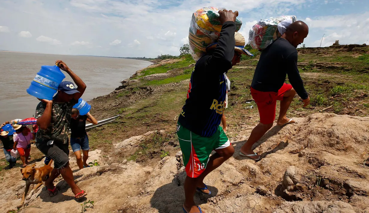 Wilayah sungai Solimoes, di Careiro da Varzea, negara bagian Amazonas, Brasil dihuni sekitar empat juta orang, yang sebagian besar adalah penduduk asli. (AP Photo/Edmar Barros)