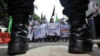 Massa yang tergabung dalam Gema Muslim Indonesia (GMI) membentangkan poster dan mengibarkan bendera Palestina saat berunjuk rasa di depan Kedutaan Besar Australia, Jakarta, Senin (26/11). (Liputan6.com/Iqbal S Nugroho)