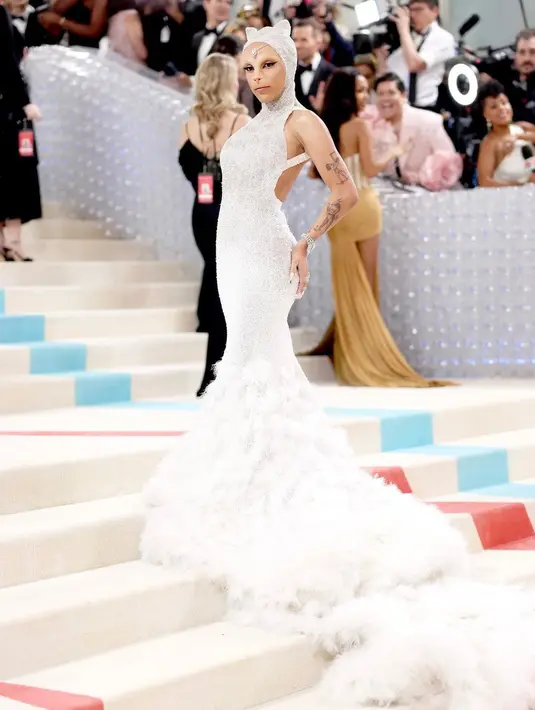 Penampilan debut Doja Cat di Met Gala 2023 sukses mencuri perhatian. Ia tampil dalam ansambel Oscar de La Renta yang terinspirasi dari Choupette, kucing kesayangan Karl Lagerfeld. [Foto: IG/oscardelarenta].
