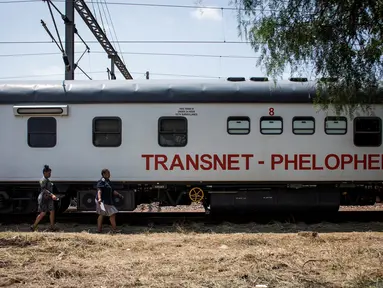 Kereta Phelophepha saat singgah di Pienaarsrivier, Afrika Selatan, Senin (6/3). Kereta Phelophepha adalah kereta medis yang melayani kesehatan untuk warga di pelosok. (AFP Photo/ JOHN WESSELS)