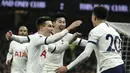 Para pemain Tottenham merayakan gol yang dicetak Son Heung-min ke gawang Norwich pada laga Premier League di Stadion Tottenham, London, Rabu (23/1). Tottenham menang 2-0 atas Norwich. (AP/Matt Dunham)