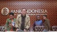 Gubernur BI Agus D.W. Martowardojo (depan) usai menggelar konferensi pers Triwulan III Bank Indonesia di Gedung BI, Jakarta,  (17/11/2015). (Liputan6.com/Angga Yunia)
