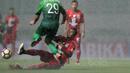 Pemain PS TNI, Elio Martins (atas) dihadang pemain Persiba Balikapapan, Ardhi Yuniar pada Liga 1 2017 di Stadion Pakansari, Bogor, Jumat (5/5/2017). PS TNI dan Persiba bermain imbang 1-1.  (Bola.com/Nicklas Hanoatubun)