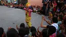 Seorang badut tampil menghibur anak-anak menjelang bulan suci Ramadhan, di Kota Gaza, Jumat (26/5). Menonton badut menjadi hiburan tersendiri bagi anak-anak di Gaza yang rawan konflik. (AP Photo / Adel Hana)