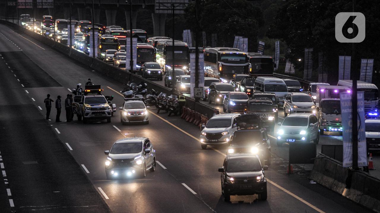FOTO: Pemberlakuan One Way di Tol Jakarta - Cikampek