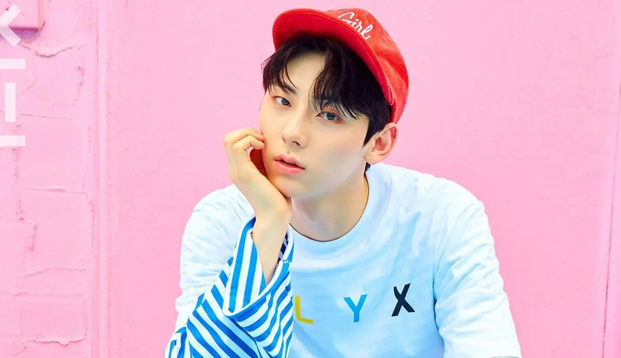 Dalam beberapa kesempatan, Hwang Min Hyun NU'EST terlihat membaca beberapa buku. Salah satu buku yang ia baca adalah A Piece of the Moon karangan Ha Hyun. (Foto: Soompi.com)